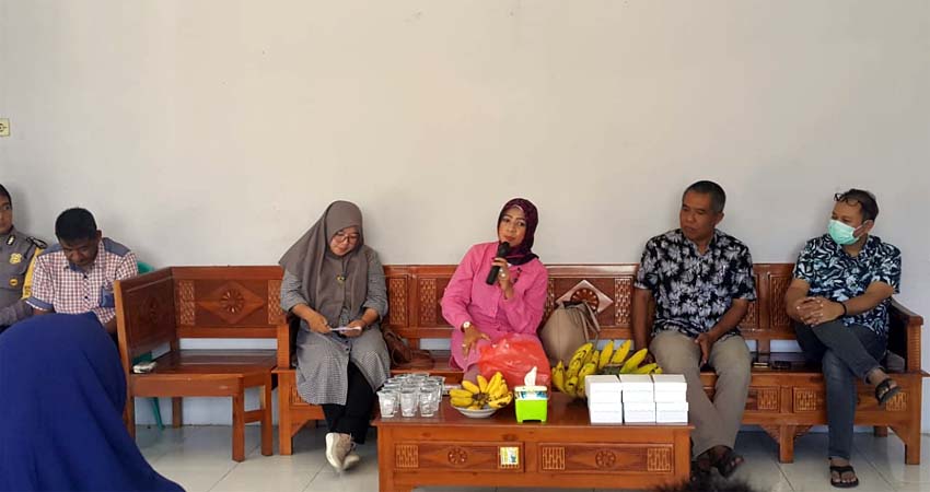 Camat Sukodono Ainun Amalia S.Sos didampingi Pj Kades Suko Sigit Pratikno menghadiri rapat ang diaksanakan di Balai Rw 09 Perum Taman Aloha, Jalan Raya Ketapang, Desa Suko, Kecamatan Sukodono menetralisir berita Hoax penyebaran virus Corono. (ari)
