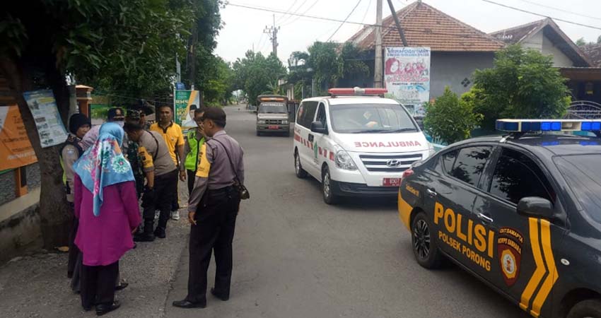 KOMPAK: Tim gabungan Puskesmas Porong, Polsek, Koramil, dan Satpol PP menyampaikan sosialisasi pencegahan virus Covid-19 (gus)