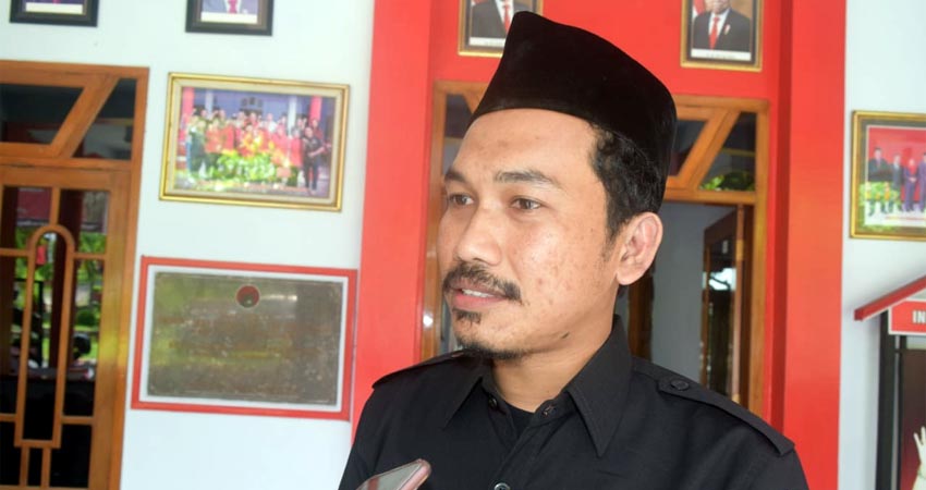 Ketua Bawaslu Trenggalek usai melakukan koordinasi di DPC PDI Perjuangan Trenggalek. (ist)