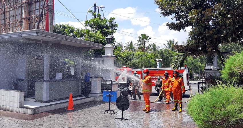 PMK Jember sedang melakukan penyemprotan desinfenktan di Pendopo Wahyawibawagraha. (gik)