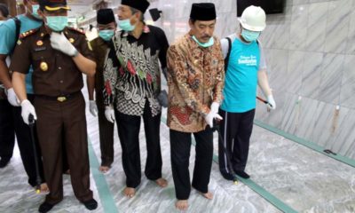 SEMPROT - Wabup Sidoarjo, Nur Ahmad Syaifuddin dan Kepala Kejari, Setiawan Budi Cahyono menyemprotkan desinfektan di Masjid Agung Sidoarjo bersama pejabat lainnya, Kamis (19/3/2020)