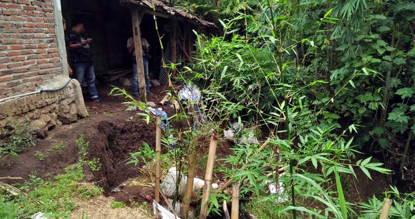 Kondisi rumah yang terancam longsor. (bud)