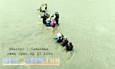 Beberapa warga Paseban seberangi sungai Tanggul. (bud)