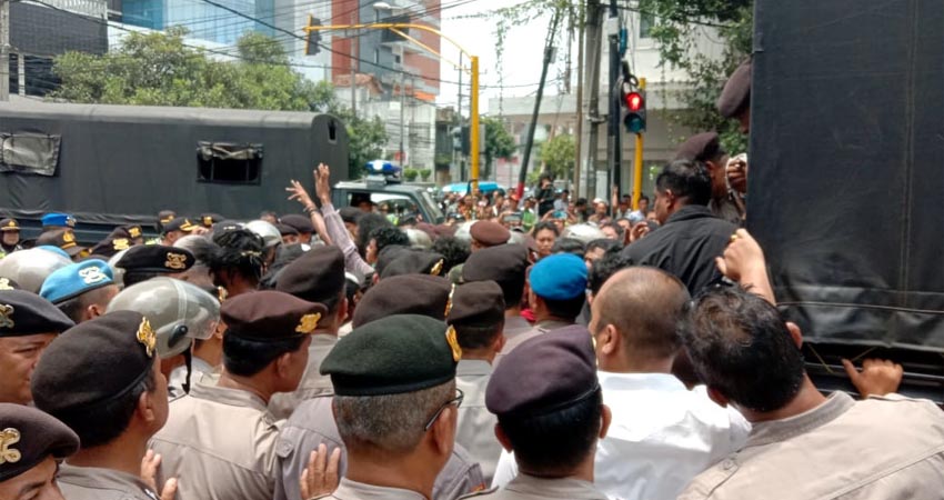 Demo Mahasiswa Blokir Jalan Bikin Macet Tanpa Izin, Dibubarkan Saja!
