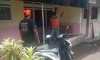 Petugas Desa Genteng Kulon ketika melakukan penyemprotan disinfektan dilingkungan Desa Genteng Kulon, Minggu (28/03/2020) siang. (CJ1-ant)