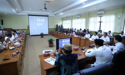 HEARING - Anggota dan pimpinan Komisi A dan C DPRD Sidoarjo menggelar hearing dengan warga dan sejumlah OPD terkait dugaan pembuangan limba PT Rachbini Leater yang dibuang ke Avour Semampir, Sedati, Rabu (11/03/2020)