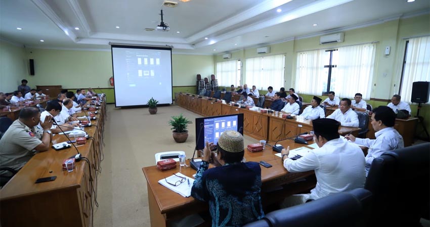 HEARING - Anggota dan pimpinan Komisi A dan C DPRD Sidoarjo menggelar hearing dengan warga dan sejumlah OPD terkait dugaan pembuangan limba PT Rachbini Leater yang dibuang ke Avour Semampir, Sedati, Rabu (11/03/2020)