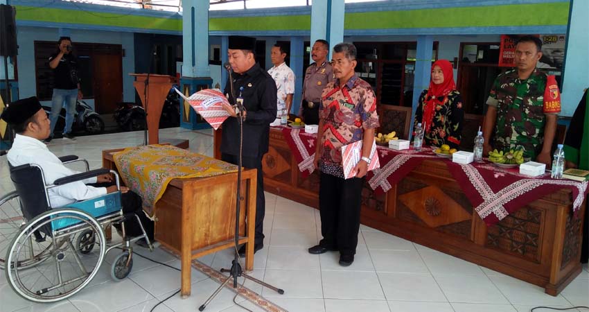 Proses pengambilan sumpah PAW anggota BPD Desa Grinting. (par)