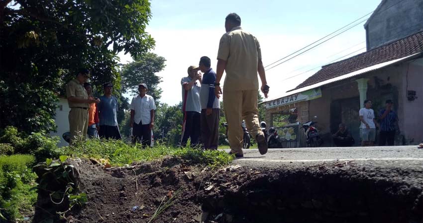 warga sedikit protes akibat dinding penahan tanah yang ambles dan berbahaya. (gik)