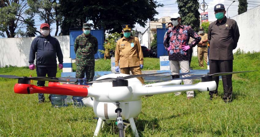 Drone Penyemprot Disinfektan Terbang di Dau