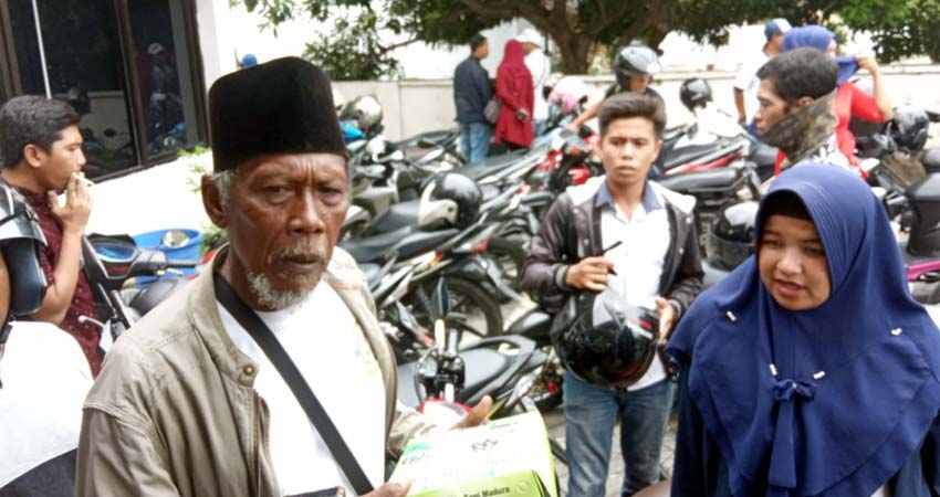 Sumar (62) salah satu warga Dusun Sekar Bungoh Desa Sukolilo Barat saat ditemui di depan kantor BPN