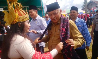 Kalung Batik Madura : Bupati Malang HM Sanusi dikalungi Batik Madura. (Sur)