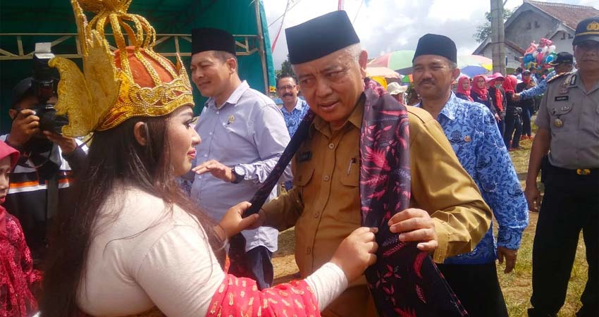 Kalung Batik Madura : Bupati Malang HM Sanusi dikalungi Batik Madura. (Sur)