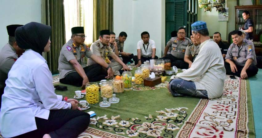 SILATURRAHMI - Kapolresta Sidoarjo, Kombes Pol Sumardji dan PJU Polresta Sidoarjo bersilaturrahmi ke rumah Pengasuh Pesantren Progresif Bumi Sholawat, KH Agoes Ali Masyhuri, Senin (02/03/2020)