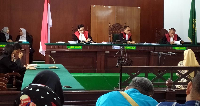 BEBAS - Ketua Majelis Hakim, Ahmad Peten Sili memutuskan empat terdakwa bebas dan seorang terdakwa dijatuhi 1 tahun 6 bulan dalam kasus dugaan penyerobotan lahan Puskopkar Jatim di Pengadilan Negeri Sidoarjo, Senin (9/3/2020) sore