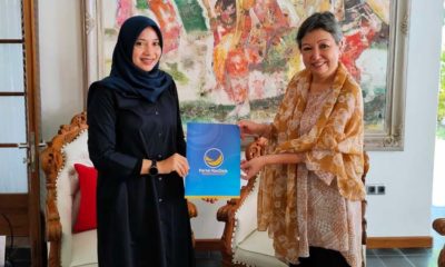 Ketua DPW Nasdem Jawa Timur, Sri Sajekti Sudjunadi menyerahkan map warna biru berlambang partai Nasdem yang diduga rekomendasi Bacabup Banyuwangi kepada Ipuk Fiestiandani istri Bupati Banyuwangi Abdullah Azwar. (Ist)