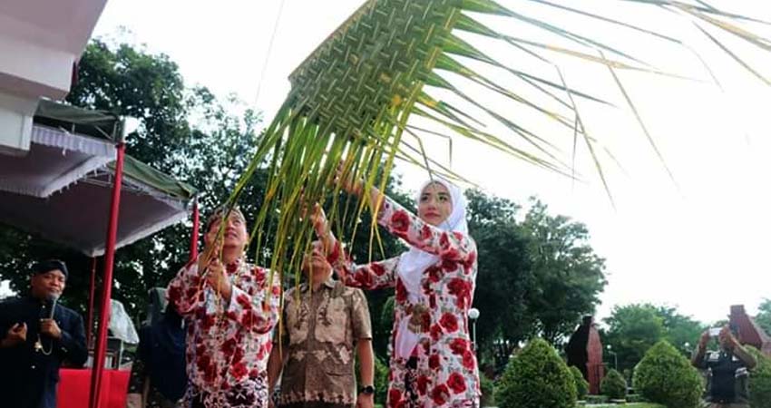 Jalani Rangkaian Prosesi Adat Ngunduh Mantu, Bupati Trenggalek Pasang Bleketepe