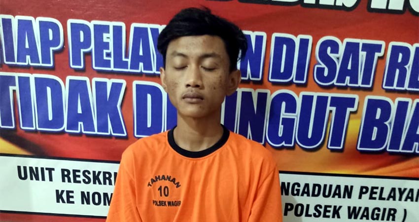 Tersangka Kalim merem di Polsek Wagir. (humas Polres Malang)