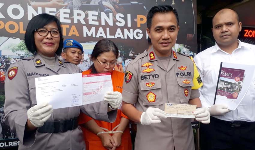 Tersangka Linda Yunus saat dirilis di Mapolresta Malang Kota. (gie)