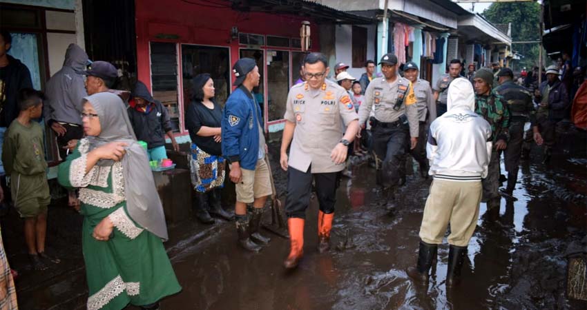 Kapolres Erick Frendriz Tinjau Langsung Lokasi Terdampak Banjir Di Kecamatan Ijen