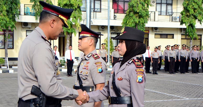 SERTIJAB KASAT LANTAS: Kapolres Situbondo AKBP Sugandi SIK M Hum memberikan ucapan selamat pada Kasat Lantas yang baru AKP Indah Citra Fitriani SIK. (Im)