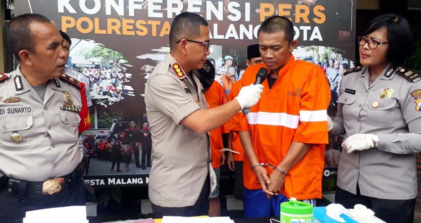 Tersangka Fajar saat dirilis di Mapolresta Malang Kota. (gie)