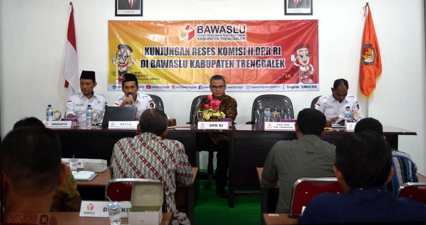 Reses Komisi II DPR RI ke Kantor Bawaslu Trenggalek. (ist)