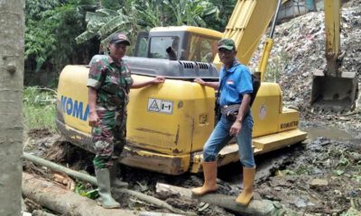 Alat berat Eskavator bantuan dari provinsi yang amblas dan menancap di lumpur yang ada di sekitar sungai. (bud)