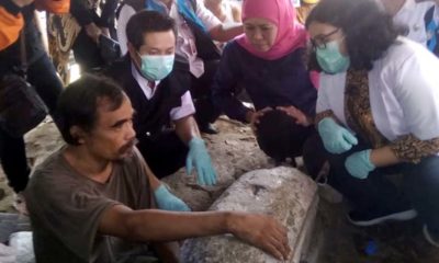 Gubernur Jawa Timur Hj Khofifah Indar Parawansa saat melakukan evakuasi Sianto OJGD Desa Jambangan Dampit. (Sur)