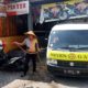 KELILING : Dengan menggunakan mobil operasional , petugas keliling melakukan penyemprotan di kawasan GOR Gelora Delta. (sul)