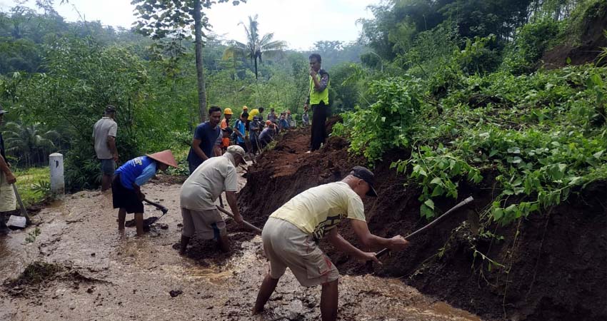 Longsor, Akses Jalan Antar Desa di Dua Kecamatan di Kabupaten Blitar Tertutup