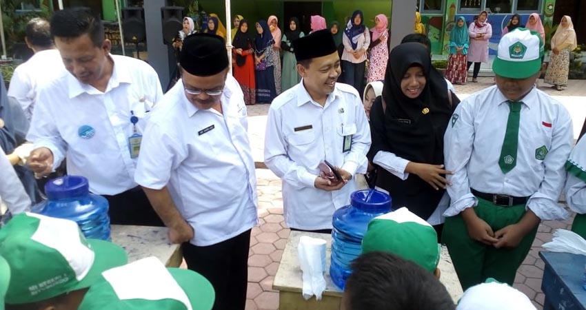 MIN 1 Situbondo Sosialisasi Hidup Sehat, Siswa-siswi Cuci Tangan dan Minum Jamu Tradisiona