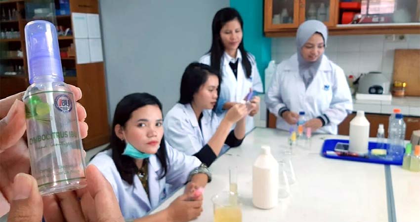 Proses pembuatan hand sanitizer di laboratorium biologi IBU. (ist)