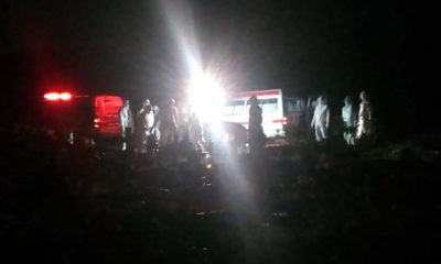 DIMAKAMKAN - Dua korban Covid-19 warga asal Kecamatan Buduran dan Sukodono dimakamkan dalam satu liang di TPU Delta Praloyo, JL Lingkar Timur, Desa Gebang, Kecamatan Sidoarjo dalam satu liang, Sabtu (28/03/2020) malam