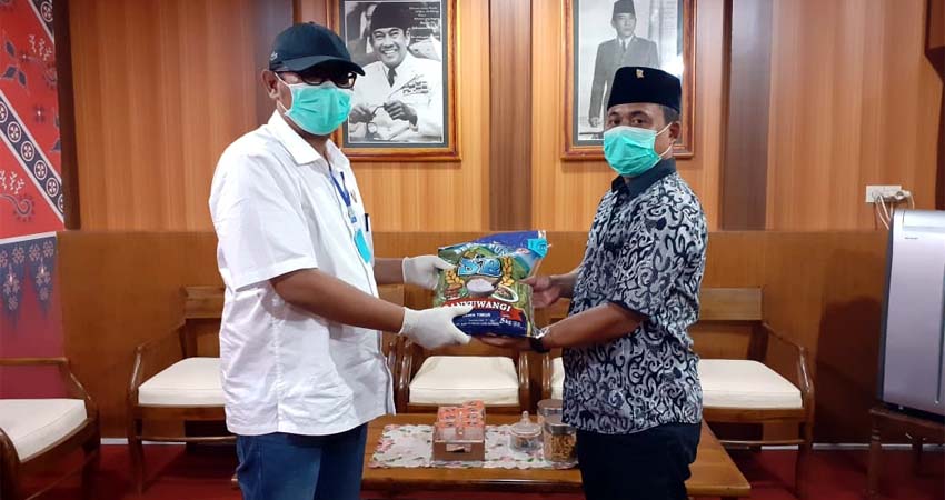 Ketua DPRD Banyuwangi, I Made Cahyana Negara (baju putih) secara simbolis menyerahkan bantuan Sembako kepada anggota Fraksi PDI Perjuangan, untuk disalurkan kepada masyarakat berpenghasilan rendah. (ras)