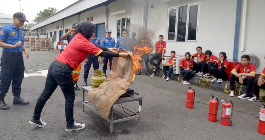 Karyawan melakukan praktik pelatihan dasar pemadaman api. (ist)