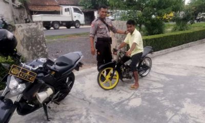 Kanit Shabara Ipda Danu Prasetyo saat mengamankan kendaraan motor roda 2 Protolan di jalan raya Gumukmas. (rir)