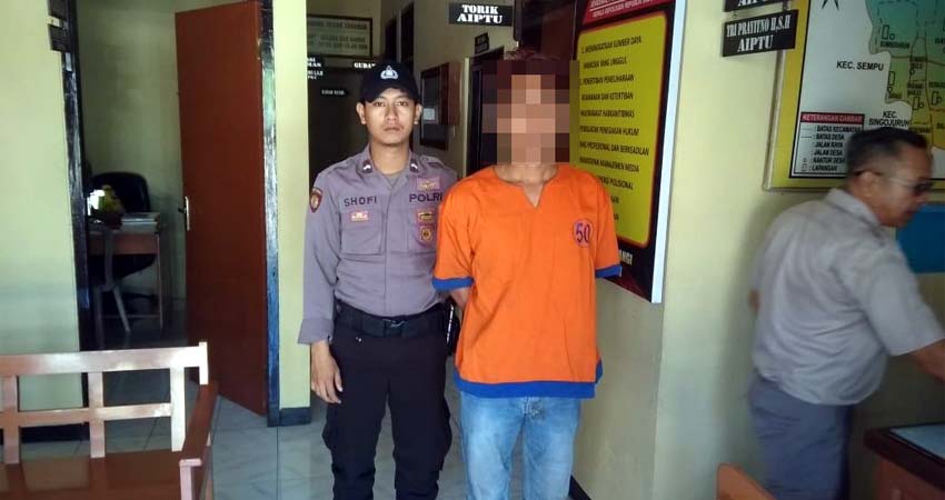 Tersangka Agus Setiawan saat menjalani pemeriksaan di Mapolsek Songgon, berikut barang bukti ratusan pil trihexyphenidyl, pil koplo dan uang Rp 200 ribu. (git)