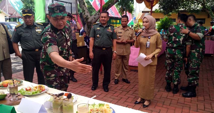 Dandim 0823 / Situbondo Letkol Inf Akhmad Juni Toa SE MI Pol bersama tim Wasev saat mengamati menu masakan lomba berbahan petai dan kopi pegunungan Rengganis. (im)