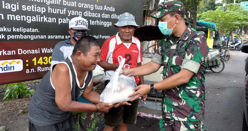 Ringankan Beban Akibat Corona, Kodim Lumajang Santuni Abang Becak