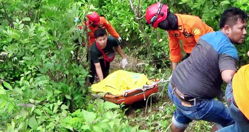 Proses evakuasi mayat oleh tim gabungan. (ist)