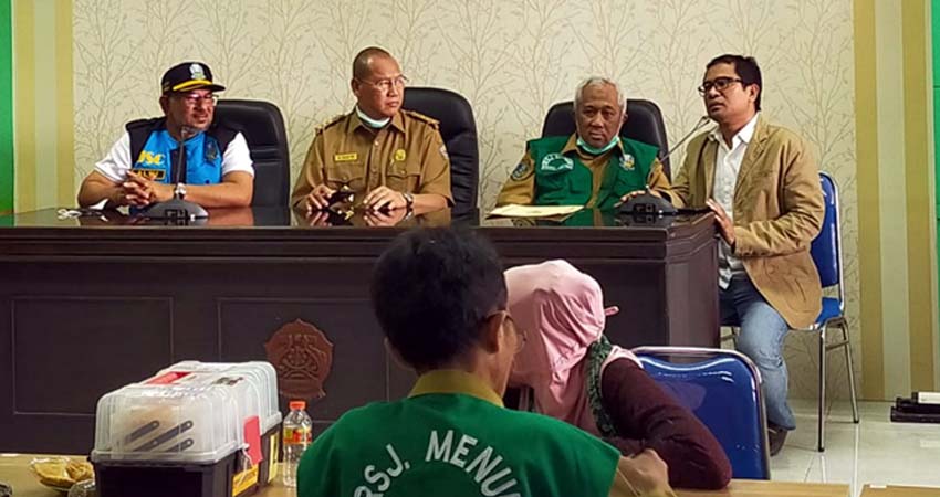 Acara penyerahan ODGJ. Kiri : dr Alwi (Kepala Dinsos Jatim), Sudiyo (Kadinkes), dr Moch Hafidin Ilham (Dirut RSJ Menur) dan Anggota Komisi E DPRD Jatim Mathur Husyairi