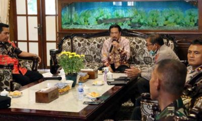 DITUNDA - Wabup Sidoarjo, Nur Ahmad Syaifuddin memimpin rapat penundaan Pilkades Serentak 175 desa di Sidoarjo di Pendopo Delta Wibawa, Kamis (26/03/2020)