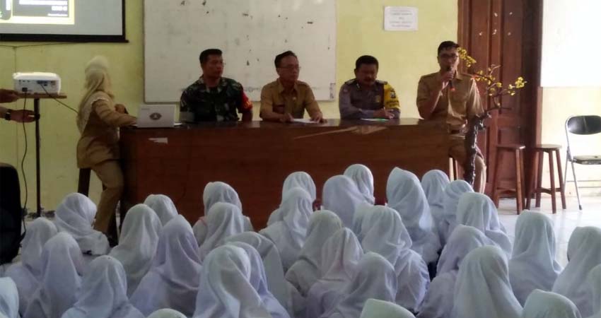 Sosialisasi Corona Di SMP 2 Sumberbaru. (ist)