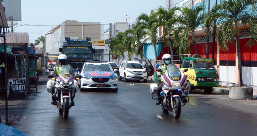 Situbondo Ditetapkan Zona Merah Covid-19, Polres Semprot Disinfektan Pakai Water Canon