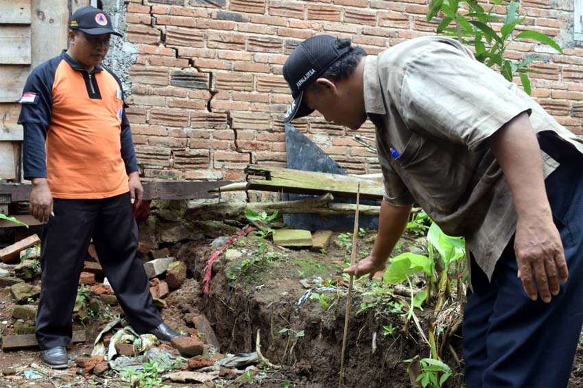 Kondisi tanah retak di Desa Pringapus Kecamatan Dongko Kabupaten Trenggalek. (mil)