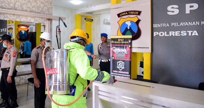 Tangkal Corona, Ruang Pelayanan di Polresta Sidoarjo Disemprot Desinfektan