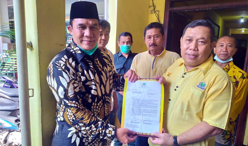 SERAHKAN - Ketua DPD Partai Golkar Sidoarjo, Warih Andono menyerahkan rekomendasi sementara Partai Golkar kepada Bacabup, Bambang Haryo Soekartono (BHS), Senin (30/3/2020)