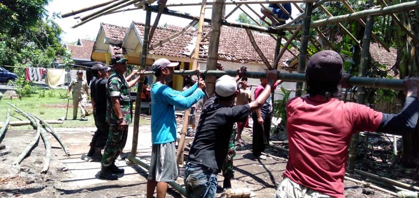 Tolong Menolong Terhadap Sesama, TNI Renovasi Rumah Mbah Murti Rojopolo