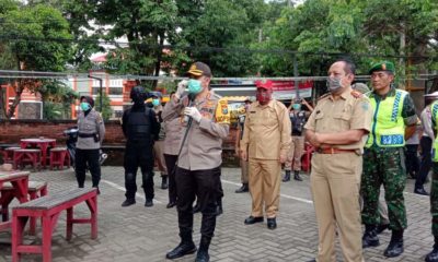 Kapolres Trenggalek saat melakukan patroli di pusat kerumunan masyarakat seperti di warung kopi guna mencegah penyebaran virus Corona